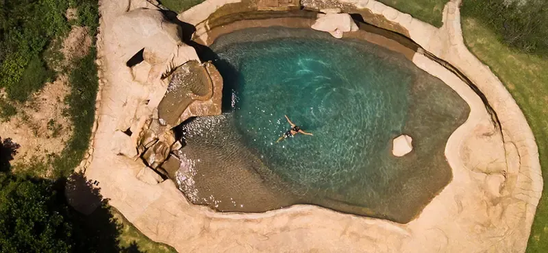 Rock pool with Drakensberg mountain scenery at Berghouse and Cottages